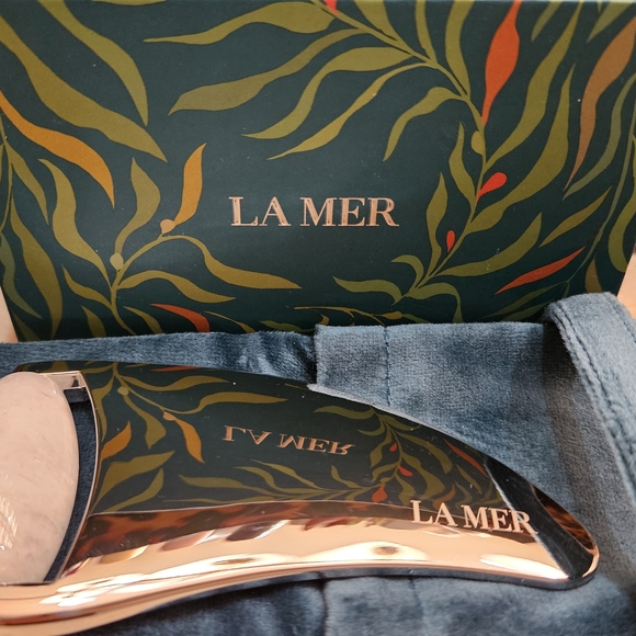 La Mer Skincare Set with Jade Roller + 2 Samples of their NEW eye Cream - Picture 2 of 5